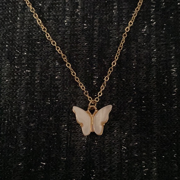 🌟5/$15 Girl’s🎁Bundle: Butterfly Necklace (Wht)Hello Kitty Nails&Heart Earrings - Picture 5 of 7